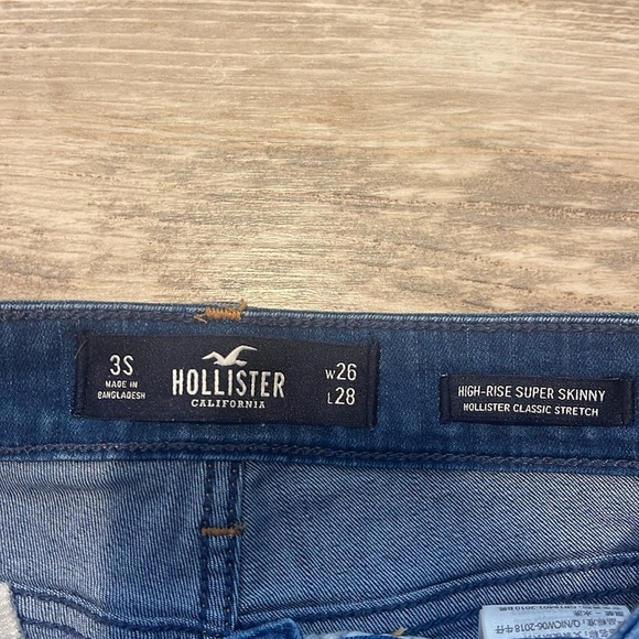 Hollister High Rise Skinny Jeans Size 3 Short Distressed Holes Medium Wash EUC - Picture 2 of 3